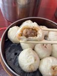 美味小笼包筷子夹起瞬间