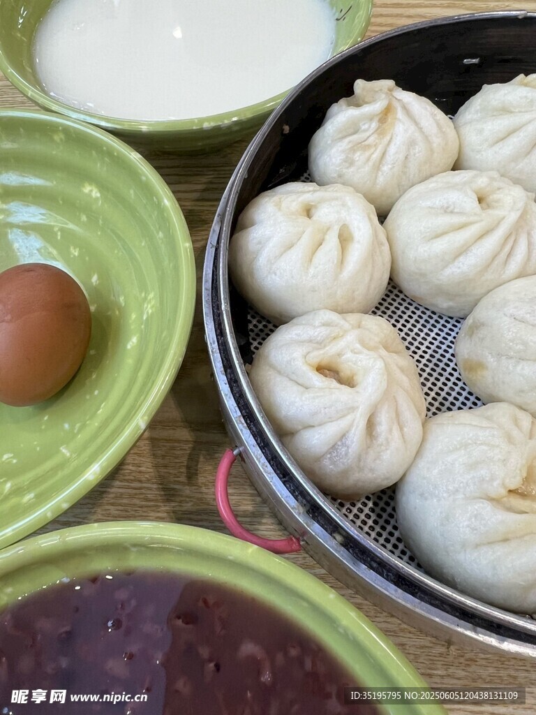 早餐包子与多样配菜