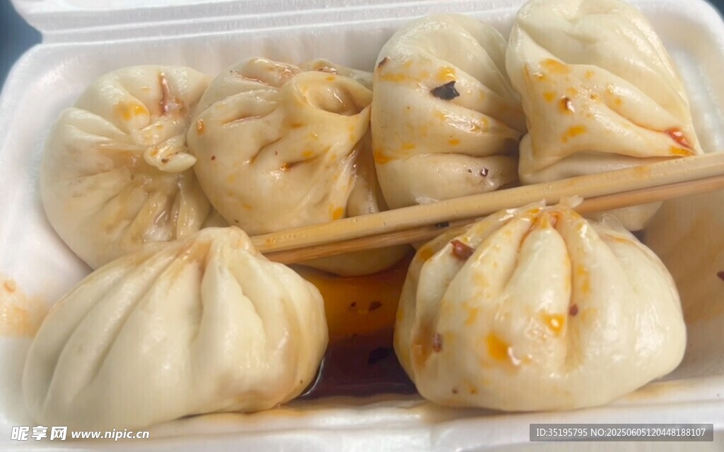 美味小笼包配竹筷