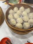 竹笼中的美味糯米团子