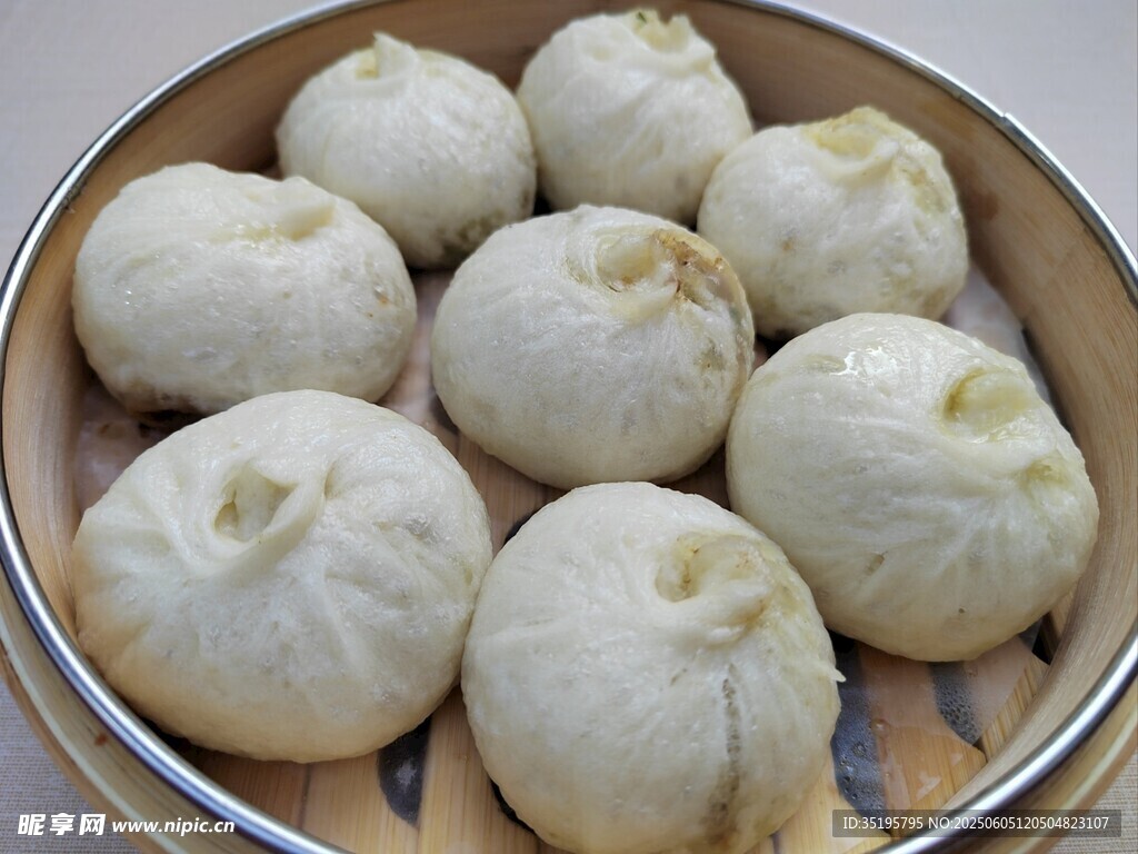 蒸笼里的美味白面包子