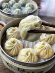 美味小笼包被筷子夹起