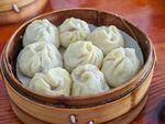 竹笼里的美味鲜肉小笼包