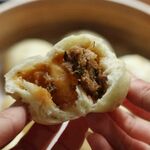咬开的美味肉馅包子