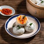 美味虾仁包子配特色蘸料