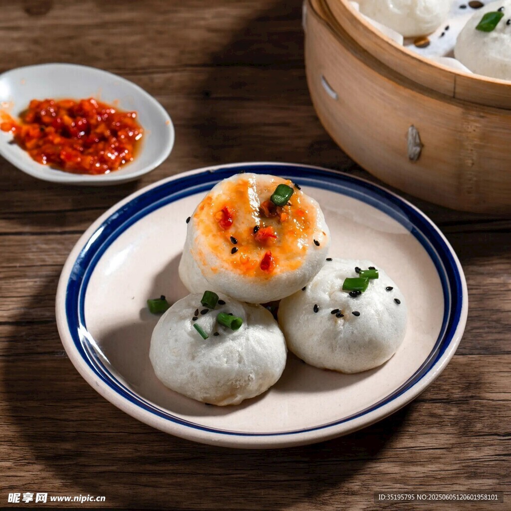 美味虾仁包子配特色蘸料