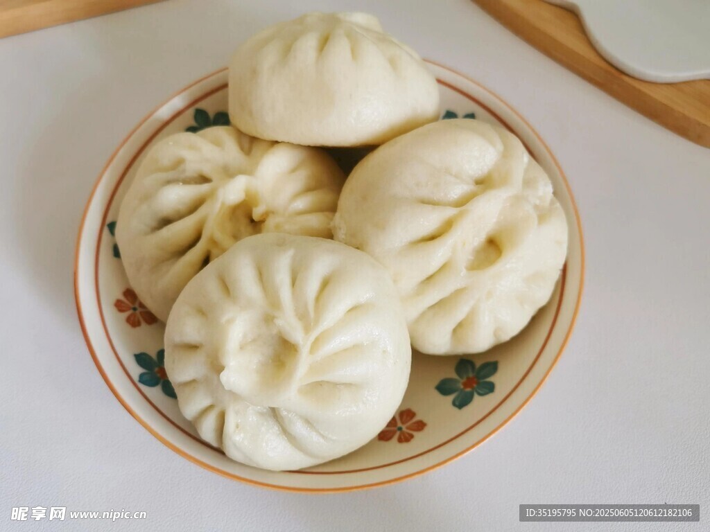 美味包子摆放在精致碗中
