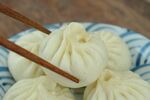 筷子夹起的美味小笼包