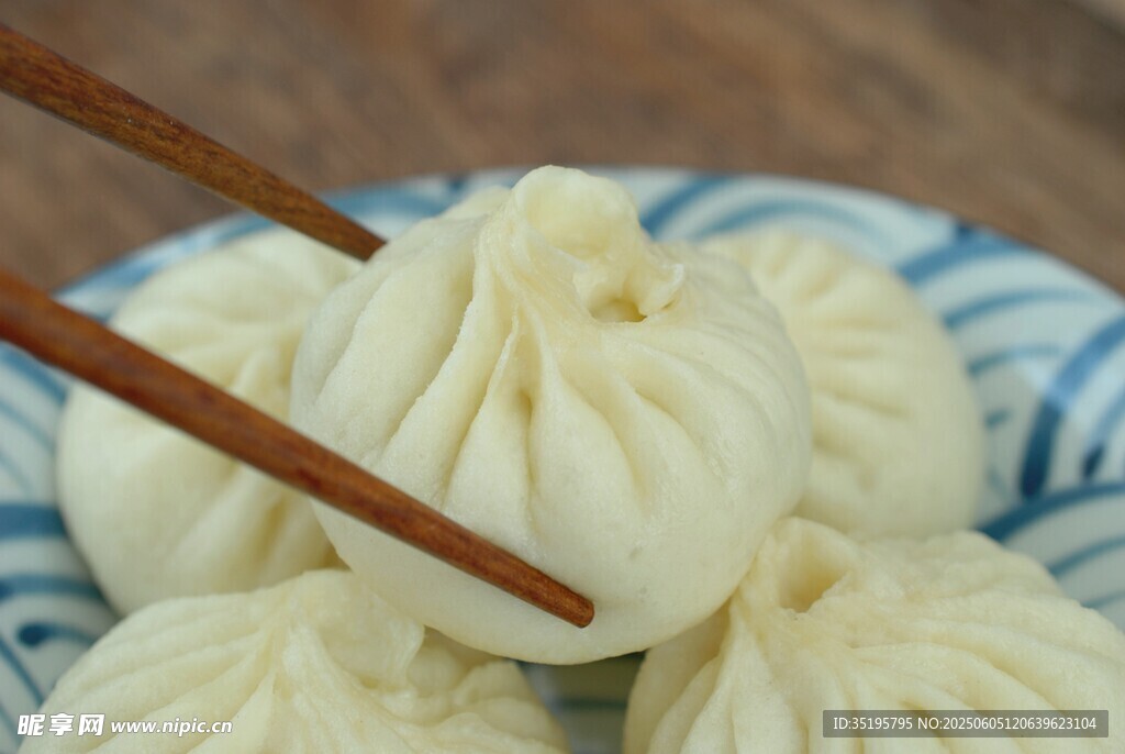 筷子夹起的美味小笼包