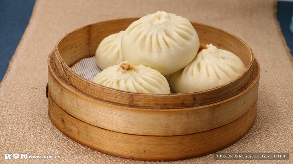 竹笼里的美味鲜肉小笼包