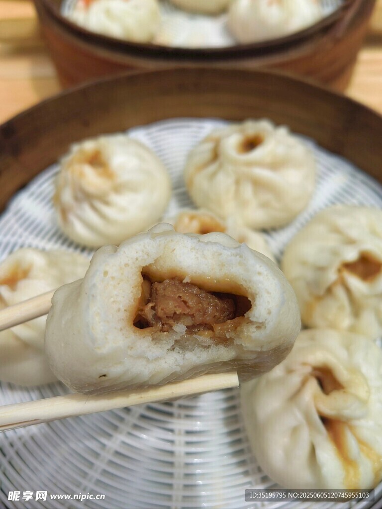 美味多汁的肉馅小笼包