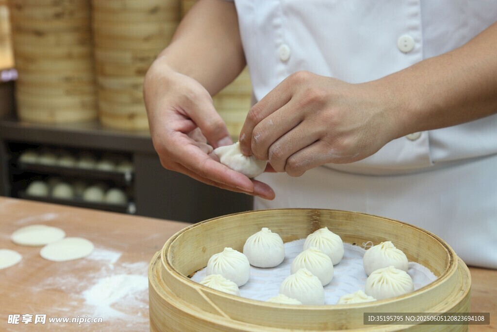 厨师手工制作美味小笼包