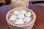 竹笼里的美味白胖小笼包