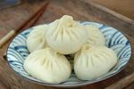 瓷盘里的美味鲜肉包子
