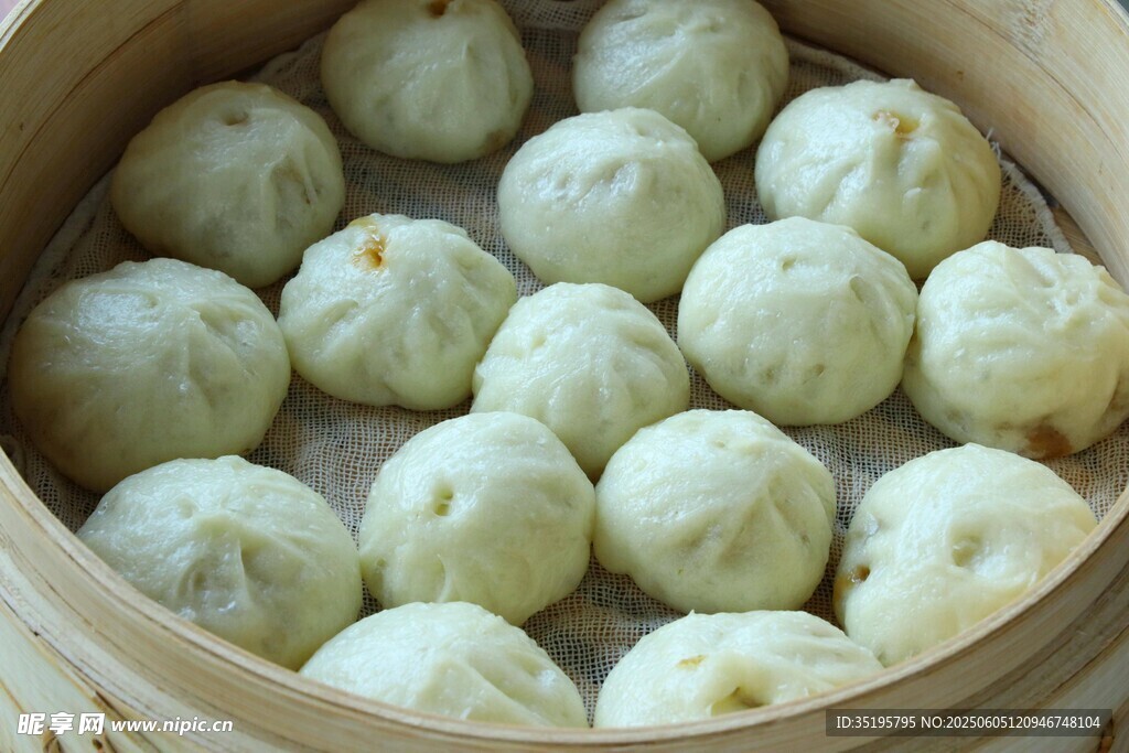 竹笼里的美味白玉小笼包