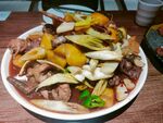 丰盛美味的特色炖菜拼盘