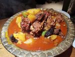 美味炖肉配多彩蔬果