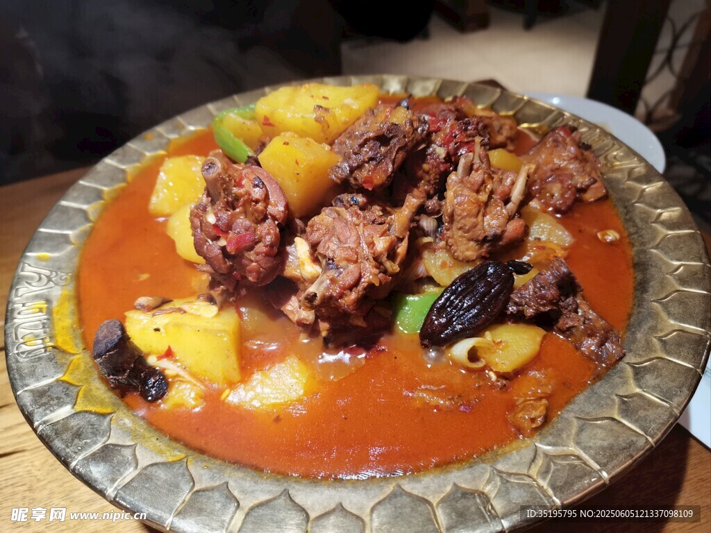 美味炖肉配多彩蔬果