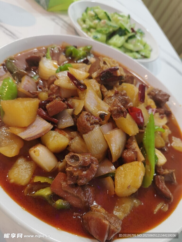 美味大盘鸡搭配清爽小菜