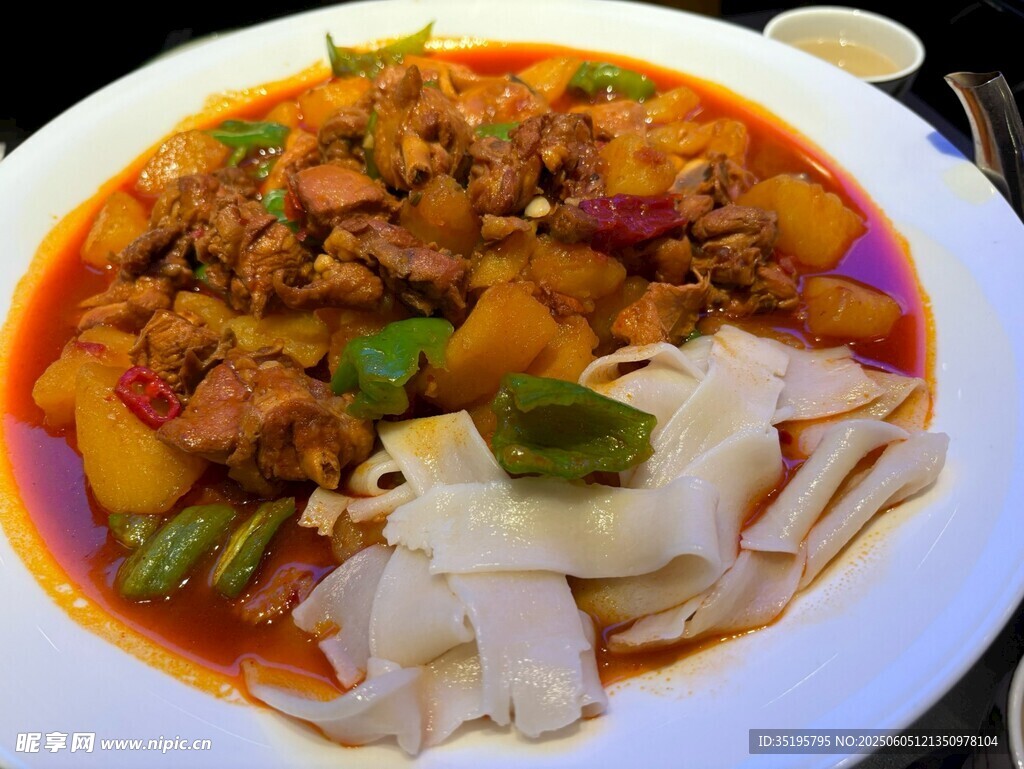 美味大盘鸡配宽面