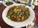 美味炒菜摆于盘中