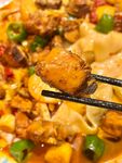 美味佳肴筷子夹起的鸡块