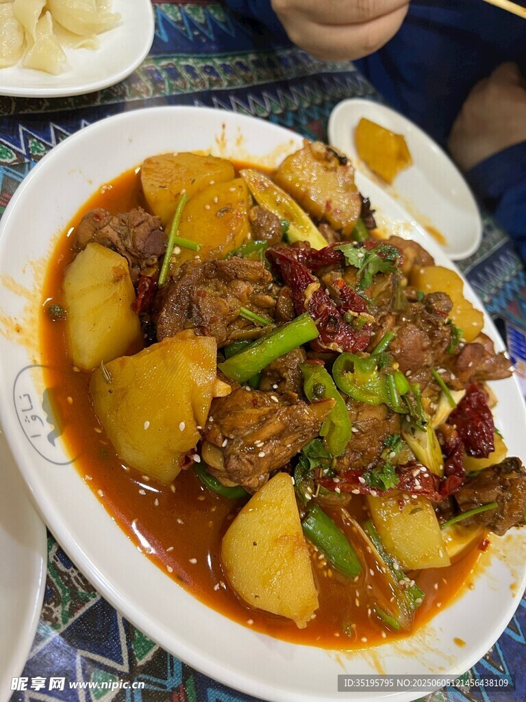 美味大盘鸡诱人上桌