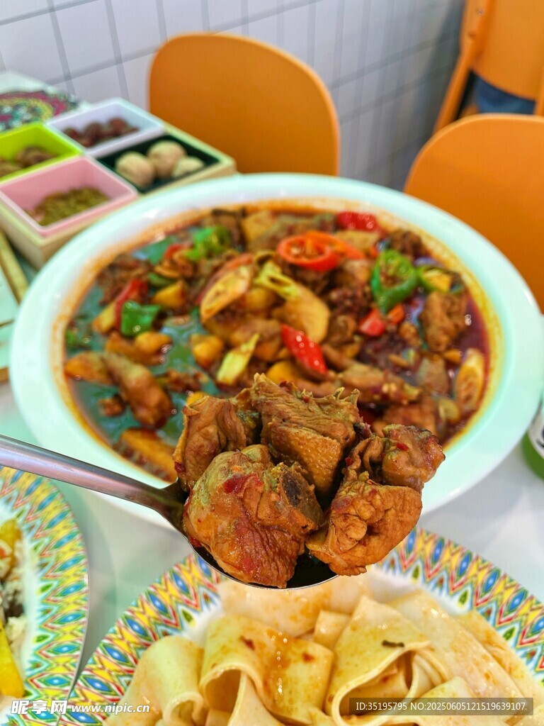 美味佳肴摆满桌