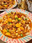 美味特色炒面搭配丰富食材