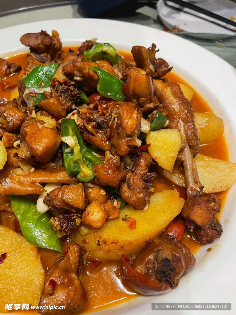 美味黄焖鸡配青椒土豆
