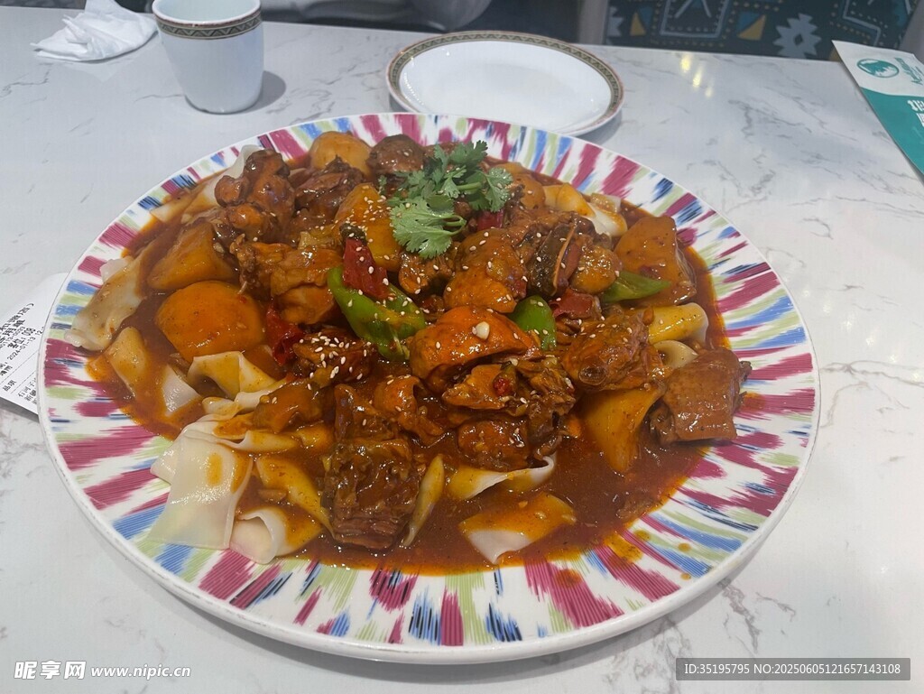 美味红烧菜肴摆于盘中