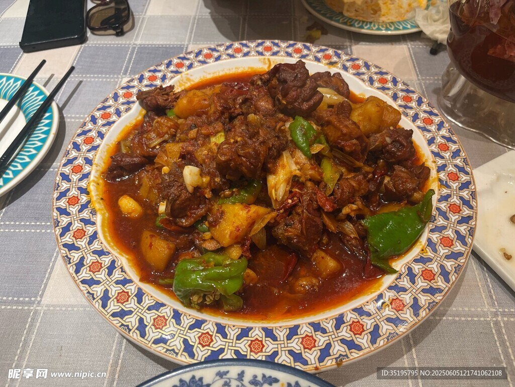 美味炖菜摆于多彩盘中