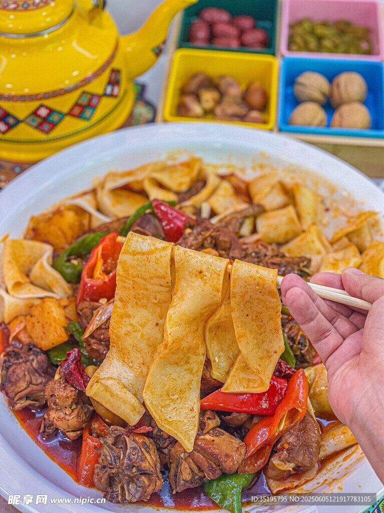 美味多样的特色小吃拼盘