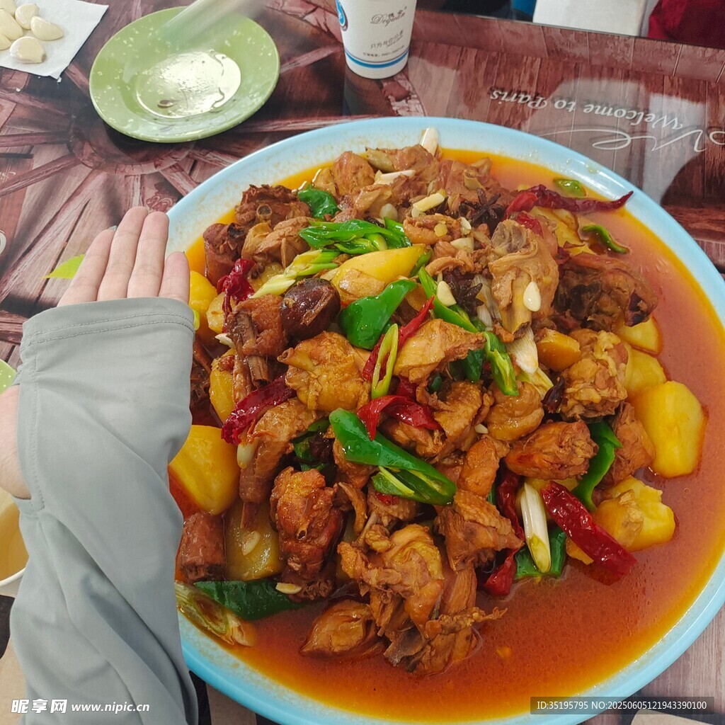 美味大盘鸡诱人上桌