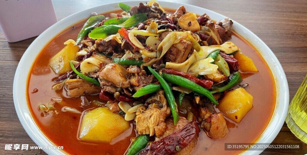 美味大盘鸡诱人上桌