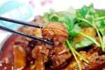 筷子夹起的美味红烧牛肉