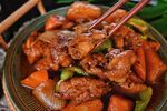 美味红烧鸡块筷子夹起