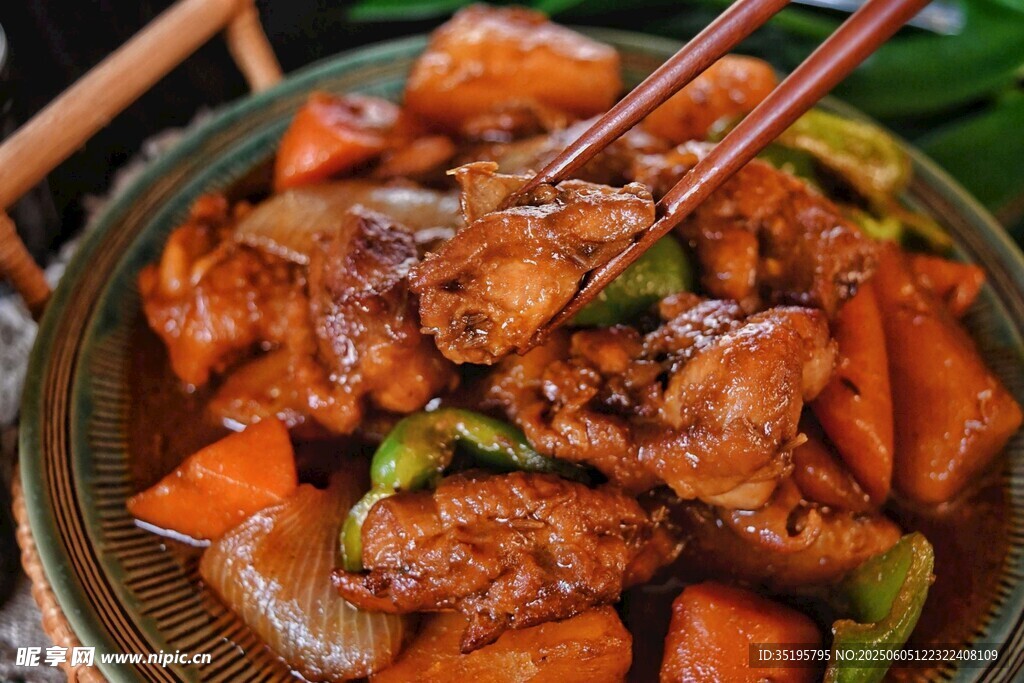 美味红烧鸡块筷子夹起