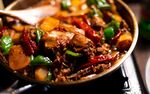 香辣美味炖菜锅中烹饪