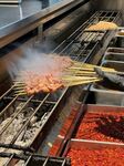 户外烧烤架上的美味串串
