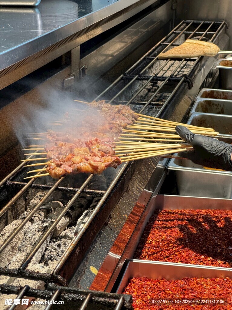 户外烧烤架上的美味串串