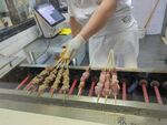 工人烤制美味串串