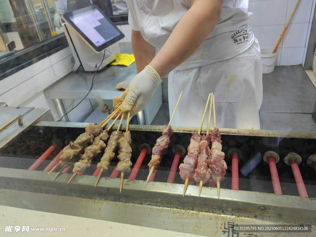 工人烤制美味串串