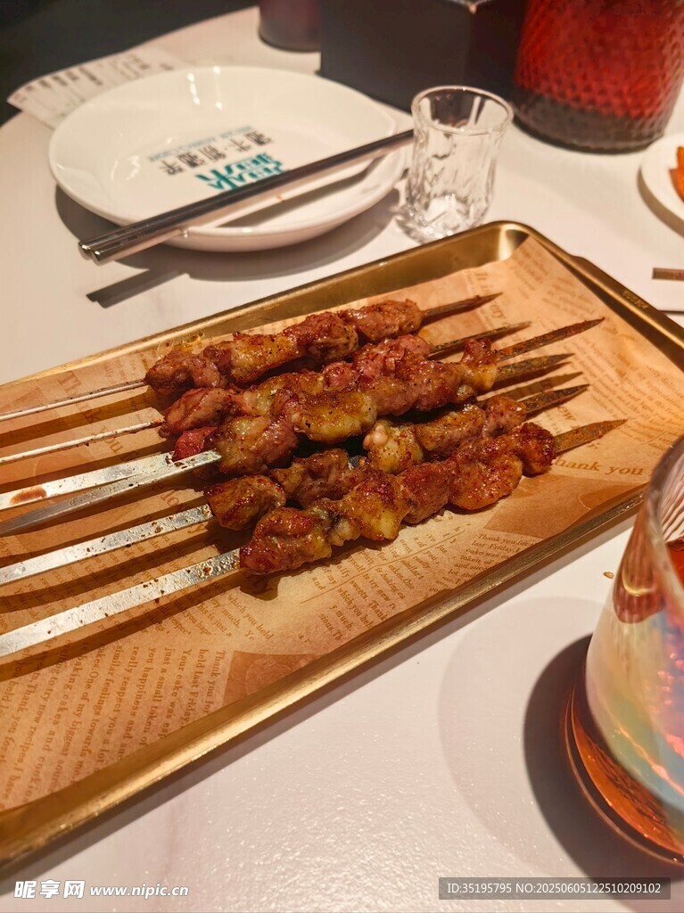 美味烤肉串搭配清爽饮品