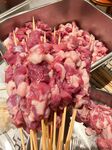 新鲜串好的美味猪肉串