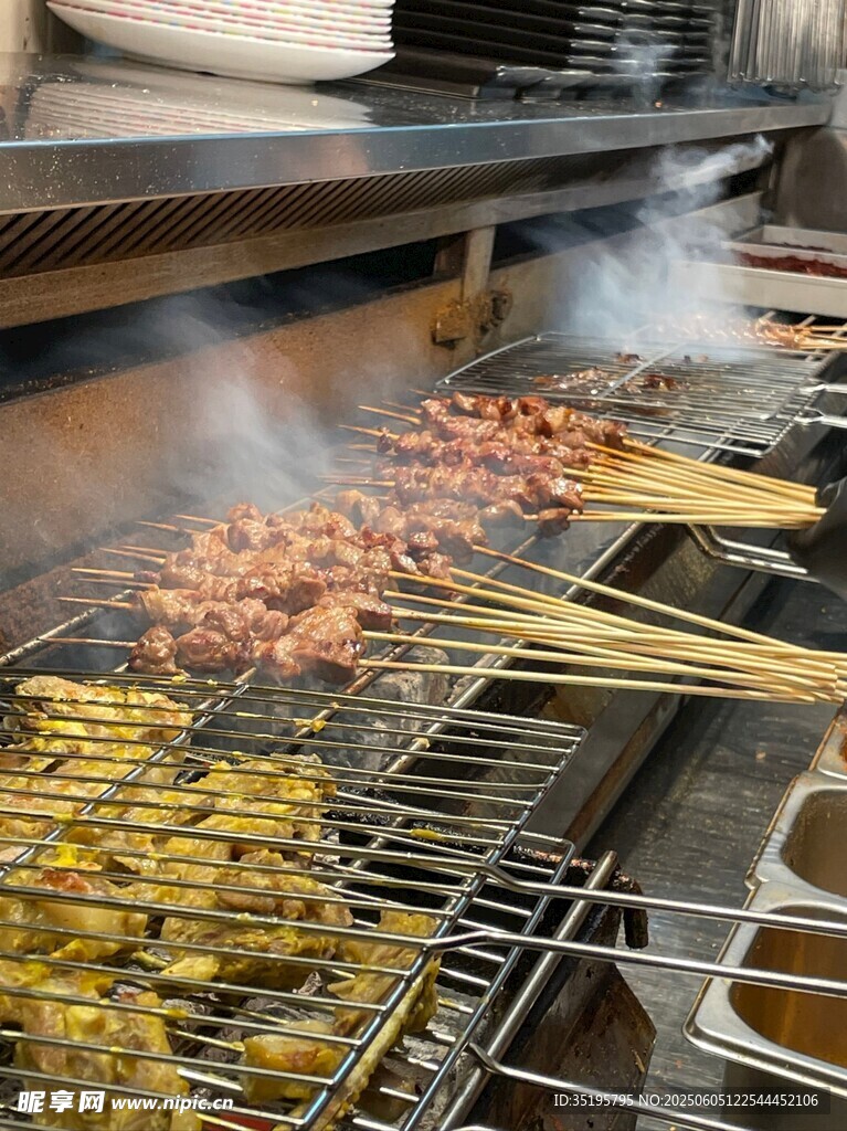 夜市美味烧烤串串飘香