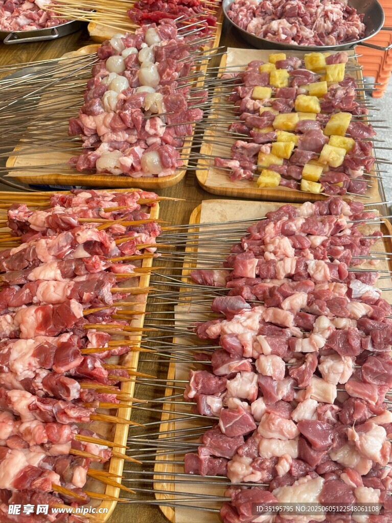 新鲜多样肉类食材展示