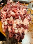 新鲜羊肉串待烤制