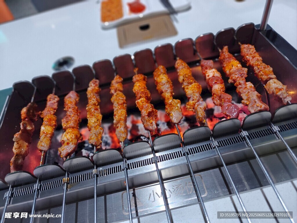 美味烤肉串在烤架上烤制