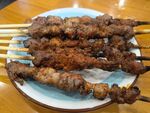 美味烤肉串摆于盘中